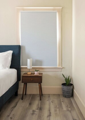 2 bedrooms, desk, iron/ironing board, WiFi