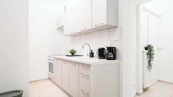 Comfort Apartment | Private kitchenette | Fridge, oven, stovetop, cookware/dishes/utensils