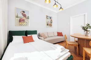 ファミリー アパートメント 専用バスルーム | 2 室のベッドルーム、デスク、ノートパソコン用作業スペース、アイロン / アイロン台