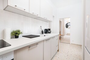 Comfort Apartment | Private kitchenette | Fridge, oven, stovetop, cookware/dishes/utensils