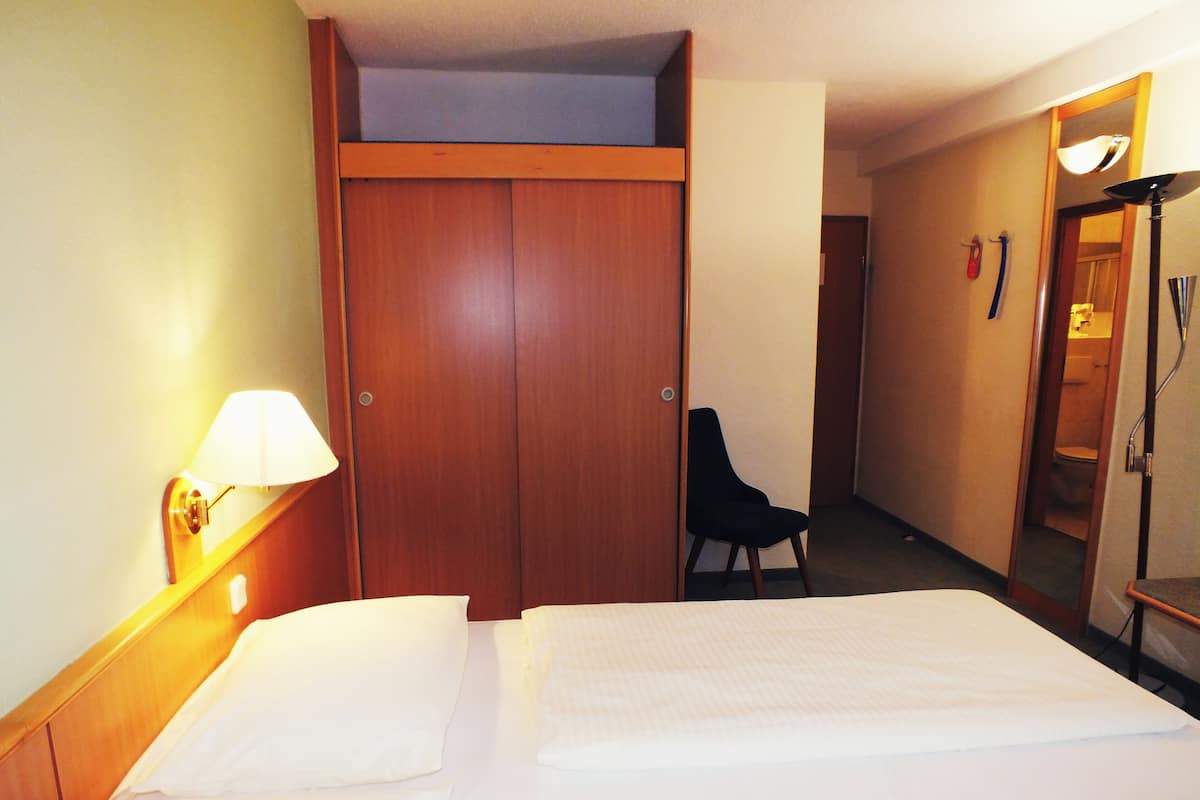Classic-Doppelzimmer, Hügelblick | Schreibtisch, laptopgeeigneter Arbeitsplatz, Verdunkelungsvorhänge