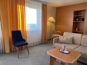 Studio Comfort - utsikt mot bergen | Skrivbord, arbetsyta för laptop och mörkläggningsgardiner