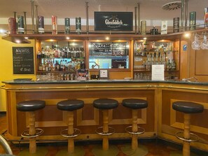 Bar (trong khuôn viên)