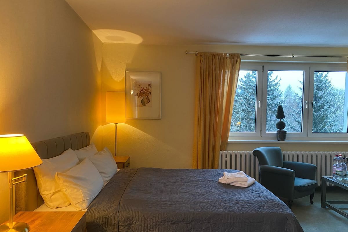 Comfort-Suite, Hügelblick | Schreibtisch, laptopgeeigneter Arbeitsplatz, Verdunkelungsvorhänge