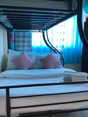 2 chambres, fer et planche à repasser, Wi-Fi, draps fournis