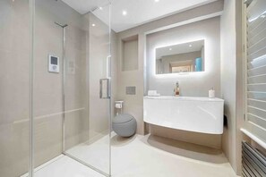 Douche, sèche-cheveux, serviettes fournies, savon