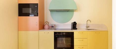 Réfrigérateur, micro-ondes, four, plaque de cuisson