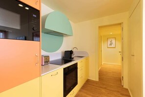 Kylskåp, mikrovågsugn, ugn och spishäll