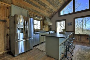 Fridge, microwave, oven, stovetop - Yogi's Escape | Free Night Offer! (Blue Ridge)