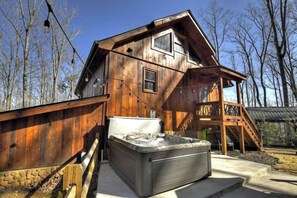 Outdoor spa tub - Yogi's Escape | Free Night Offer! (Blue Ridge)