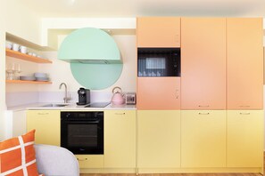 Réfrigérateur, micro-ondes, plaque de cuisson, lave-vaisselle