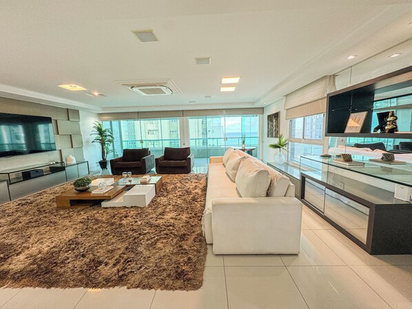 Télévision, chaîne hi-fi