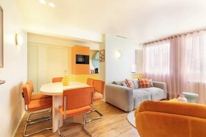 Dining - A Vintage 2-BR/2BA with Services - Champs-Elysées (Paris)