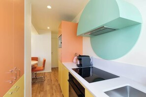 Fridge, microwave, oven, stovetop - A Vintage 2-BR/2BA with Services - Champs-Elysées (Paris)