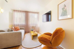 TV, offices - A Vintage 2-BR/2BA with Services - Champs-Elysées (Paris)