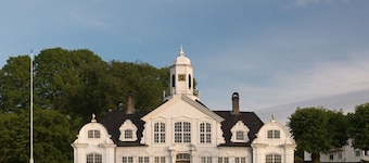 Spacious near-city villa with amazing views, 5BR, Free Parking