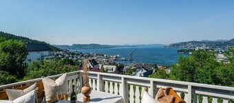 Spacious near-city villa with amazing views, 5BR, Free Parking