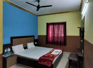 Een bureau, gratis wifi, beddengoed