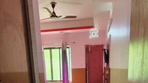 Un couloir avec un lit, une porte et un tapis.