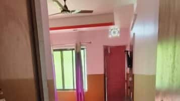 Skrivebord, wi-fi (inkludert) og sengetøy