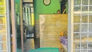 L'entrée d'un hôtel, avec un tapis vert menant à l'accueil.