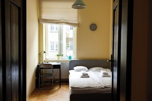 Appartamento Classic, letti multipli, balcone | 3 camere, una scrivania, ferro/asse da stiro, Wi-Fi gratuito