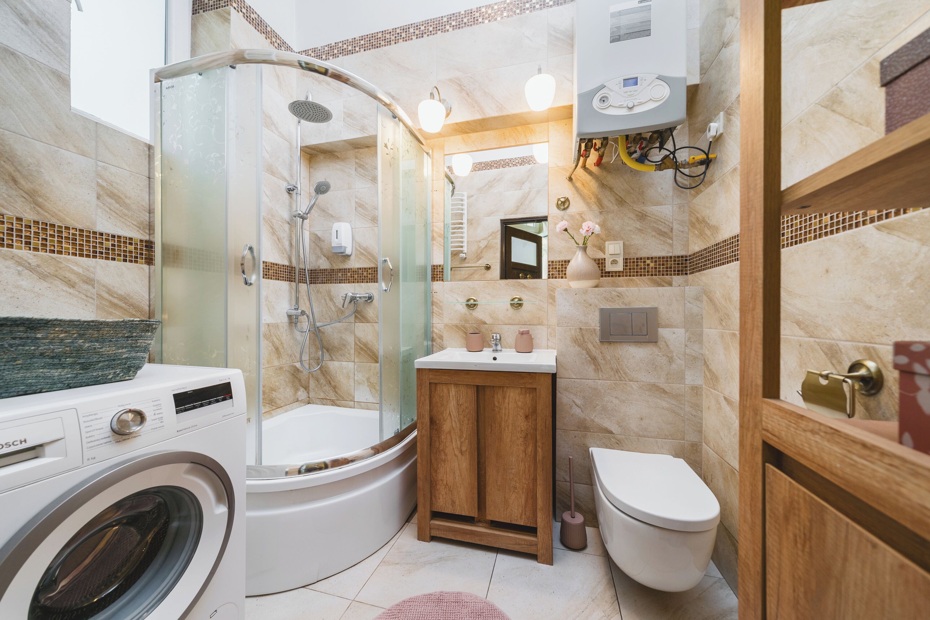 Classic-Apartment, Mehrere Betten, Balkon | Badezimmer | Dusche, Handtücher, Seife, Shampoo