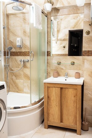 Appart'hôtel Classique, plusieurs lits, balcon | Salle de bain | Douche, serviettes fournies, savon, shampoing