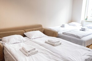 Condo clásico, varias camas, balcón | 3 habitaciones, escritorio, tabla de planchar con plancha y wifi gratis 