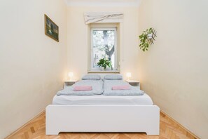 Condo clásico, varias camas, balcón | 3 habitaciones, escritorio, tabla de planchar con plancha y wifi gratis 