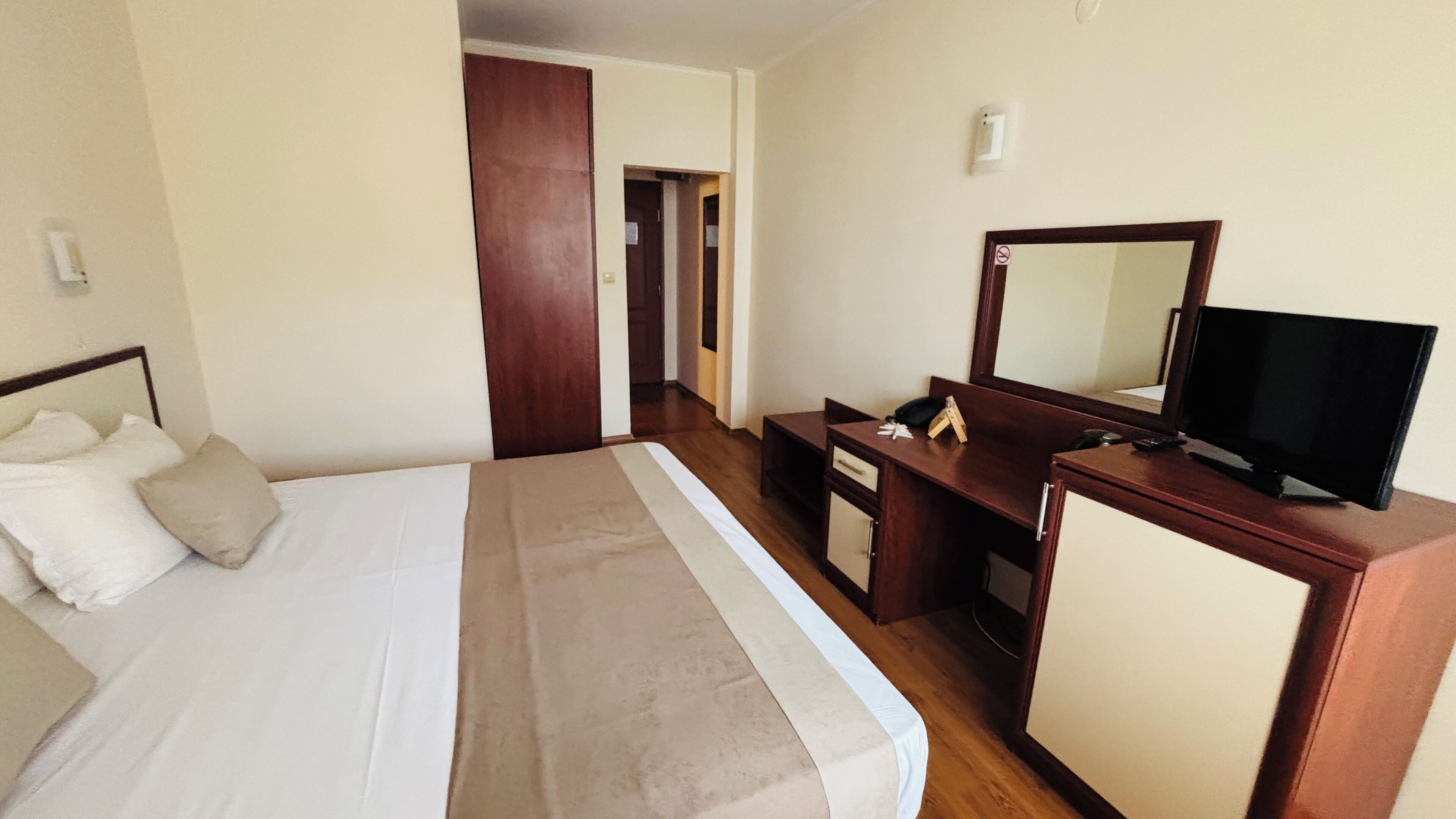 Desk, cribs (free), WiFi (free), bed sheets