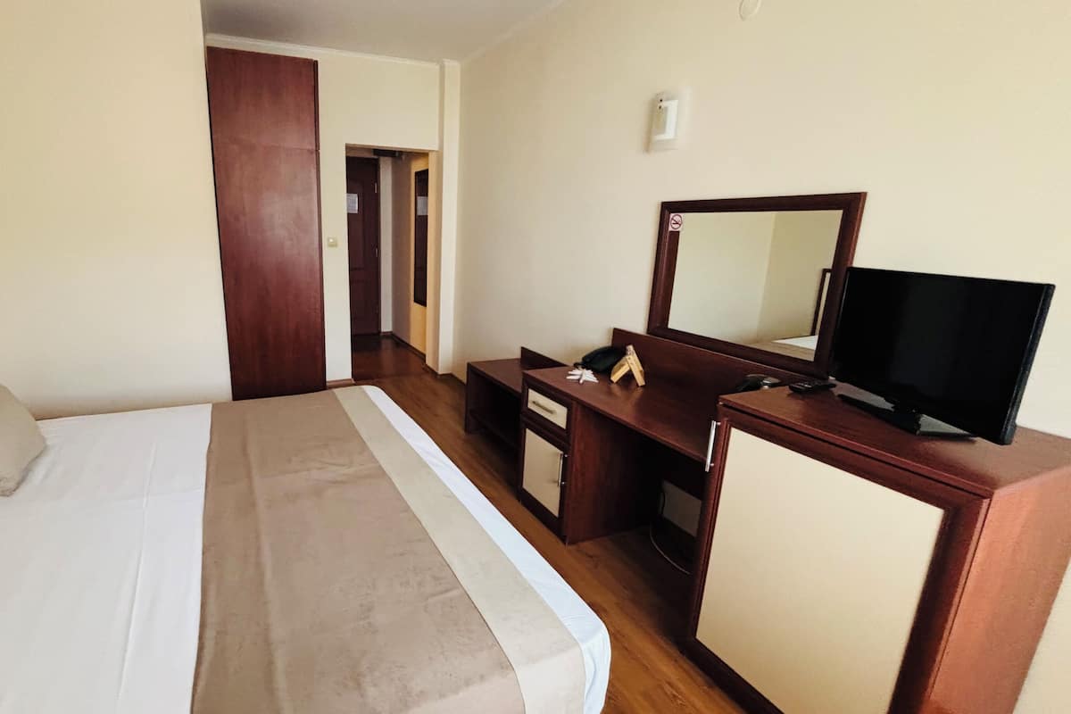 Escritorio, cunas gratuitas, wifi gratis y ropa de cama