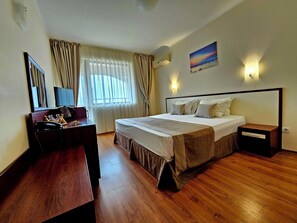 Desk, free cots/infant beds, free WiFi, bed sheets - Sea Vista Hotel (Sveti Vlas)