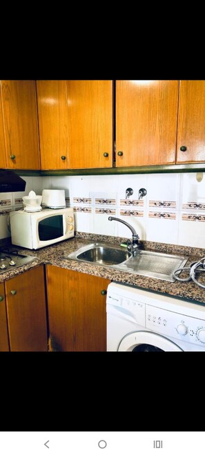 Køleskab, mikrobølgeovn, ovn, kogeplade