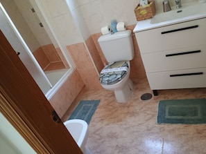 Hair dryer, bidet, towels, soap - Sevilla Mía Garden House (Orihuela)