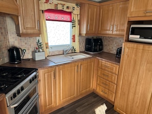 Cabin | Private kitchen | Fridge, microwave, oven, stovetop - Family Caravan - Sleeps 6 - Pets Allowed - Pool (King's Lynn)