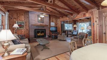 Smart TV, fireplace, ping pong, books