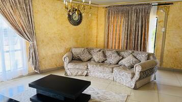 Executive-chalet, patio, näköala puutarhaan | Oleskelualue