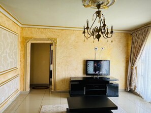 Chalet ejecutivo, patio, vista al jardín | Área de sala de estar