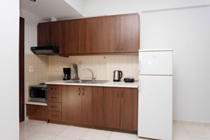 Fridge, oven, stovetop, coffee/tea maker