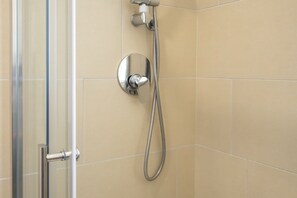 Douche, sèche-cheveux, chaussons, bidet