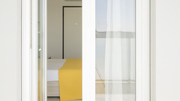 A room with a bed, a yellow bedspread, and a white wall. - GS Residence (Trani)