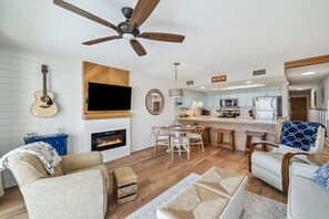 Smart TV, chimenea, reproductor de DVD y libros 