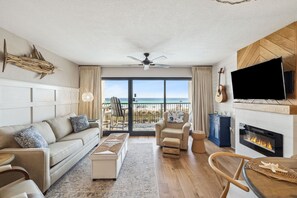 Smart-TV, peis, DVD-spiller og bøker