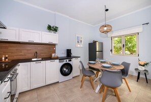 Fridge, oven, stovetop, dishwasher