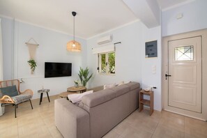 TV - Nikos Home - 1 km from the beach (Chania)