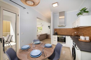 Fridge, oven, stovetop, dishwasher