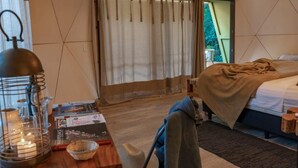 豪華套房, 泳池景觀 | 1 間臥室、書桌、筆電工作空間、隔音