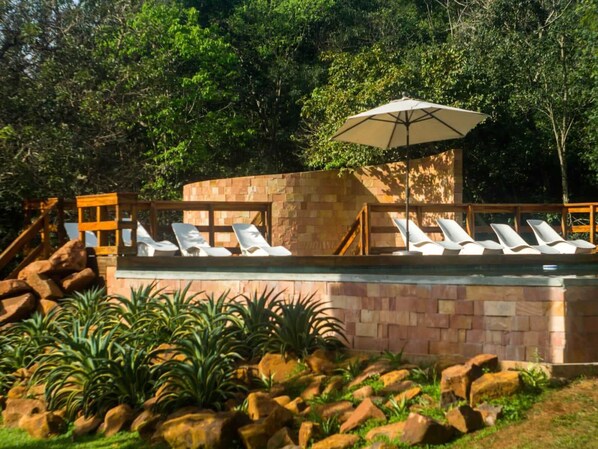 Innenpool, Außenpool (je nach Saison geöffnet)