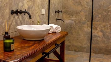 Deluxe-Suite, Poolblick | Badezimmer | HandtĂŒcher, Seife, Shampoo, Toilettenpapier